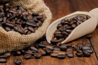 Kırsal ahşap bir masada fotokopi alanı olan kahve çekirdekleri yakın plan, stüdyo çekimi..