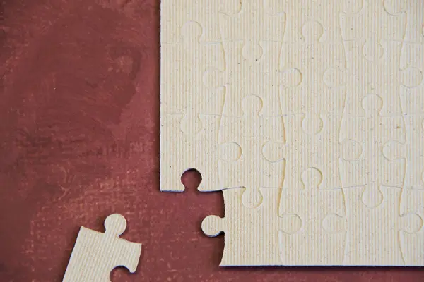 İki renkli yapboz parçaları iş toplantısı konseptini ya da herkesin bir hedefe ulaşmak için önemli olduğu bir takım için bir meydan okumayı ifade eder..