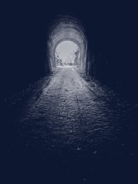 Karanlık ormandaki ağaçlarla aydınlık karanlık tünel