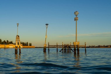 Alacakaranlıkta sakin sular, Venedik 'in mezarlıklarının gölgesinde