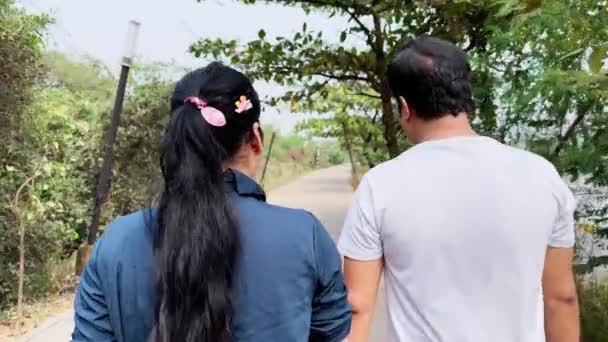Rear View Couple Walking Secluded Road Surrounded Nature Depicting Peaceful — Stock Video