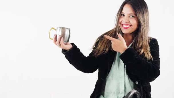 Uśmiechnięta Młoda Kobieta Prezentuje Filiżankę Herbaty Białym Tle Koncepcji Celu — Wideo stockowe