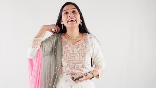 Две Индийские Девушки Встречаются Вечеринке Сплетничают Смеются Наслаждаясь Повседневной Одеждой — стоковое видео