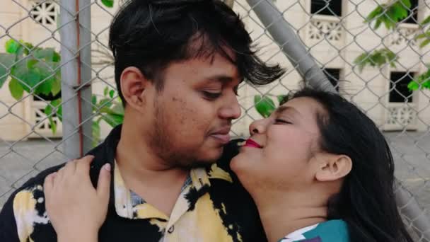 Indiai Pár Romantika Utcán Csók Egymást Csaj Szerelem Pillanat Fiatal — Stock videók