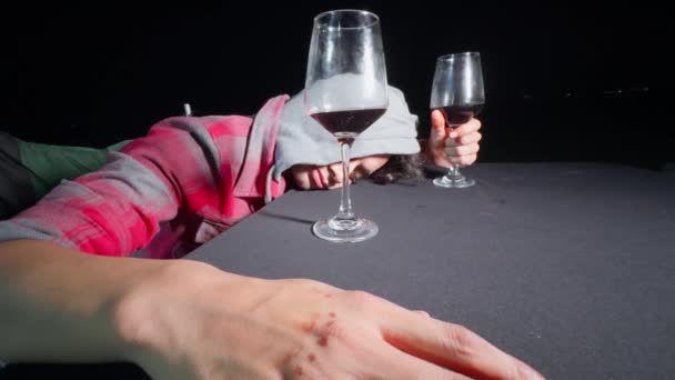 Bêbado Homem Dormindo Mesa Com Dois Copos Vinho Muito Triste — Vídeo de Stock