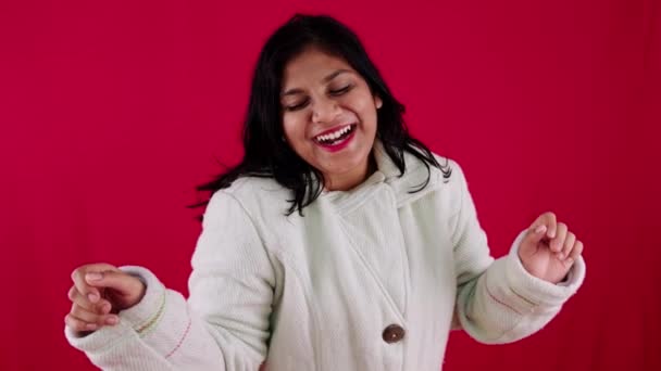美丽的亚洲女人笑着快乐地摆出笑容 在红色背景下疯狂地展现成就和快乐 — 图库视频影像