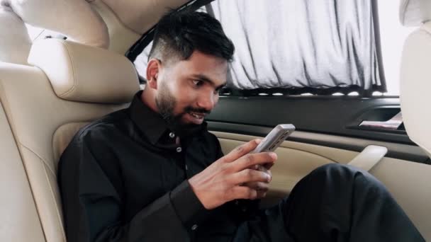 Empresário Usando Telefone Inteligente Cheeking Mídia Social Interior Carro Luxo — Vídeo de Stock
