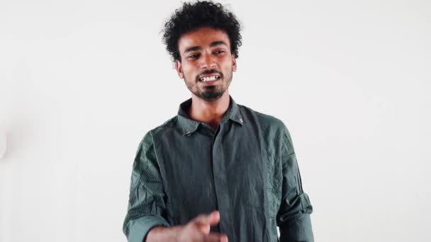 Portrét Mladého Muže Smějícího Zavřenýma Očima Hlavě Bílém Pozadí — Stock video
