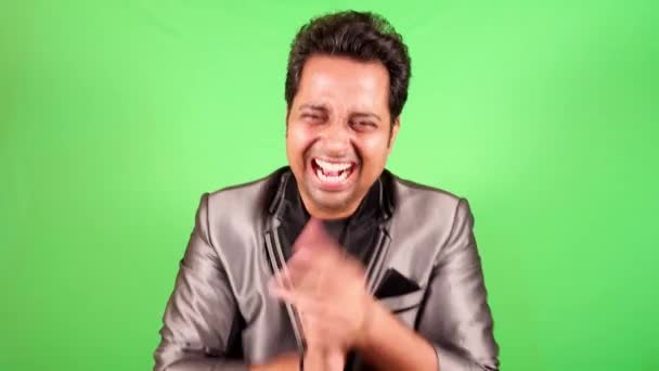 Wesoły Człowiek Śmiejący Się Zaciskając Śmiech Zielonym Tle Ekranu Idealny — Wideo stockowe