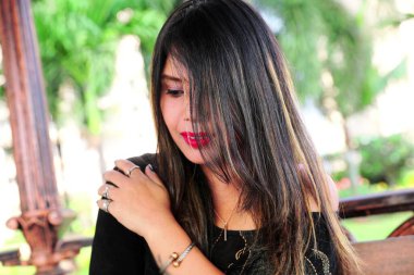 Güzel genç kız, parkta tatlı kadınları utandırıyor..