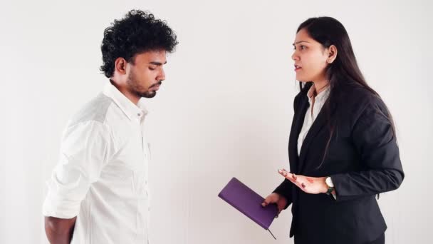 Perempuan Bisnis Memarahi Berteriak Kepada Seorang Karyawan Memegang Notebook Menghadap — Stok Video
