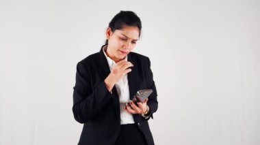 Beyaz arka planda akıllı telefon kullanan odaklanmış bir iş kadını.