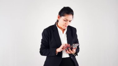 Beyaz arka planda akıllı telefon kullanan odaklanmış bir iş kadını.