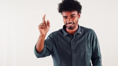 Gülen genç bir adam beyaz bir arka planda kafasını kaşıyordu.