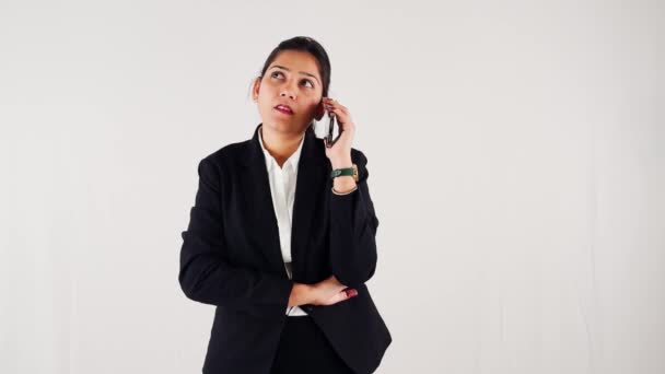 Focado Sorrindo Mulher Negócios Usando Telefone Inteligente Tomando Chamada Contra — Vídeo de Stock