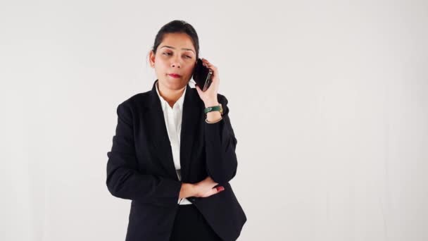 Focalizzato Sorridente Donna Affari Utilizzando Smart Phone Prendere Chiamata Uno — Video Stock