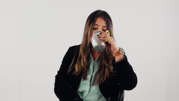 Sorrindo Mulher Segurando Copo Bebida Café Pensando Traje Casual Isolado — Vídeo de Stock