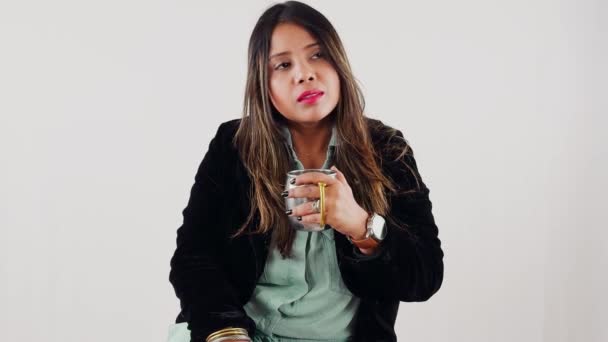 Žena Mluví Drží Sklenici Kávy Nápoj Ležérní Oblečení Izolované Bílém — Stock video