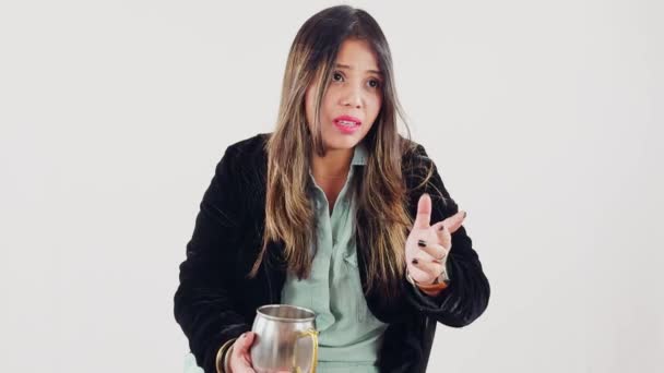 Žena Mluví Drží Sklenici Kávy Nápoj Ležérní Oblečení Izolované Bílém — Stock video