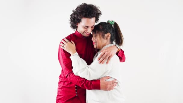 Casal Feliz Abraçando Sorrindo Fundo Branco Mostrando Carinho Amor — Vídeo de Stock