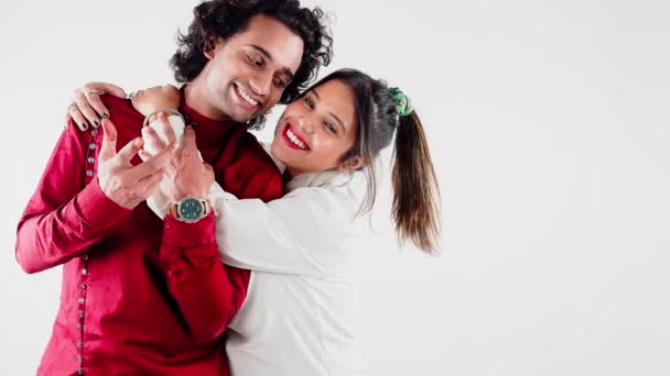 Pareja Feliz Abrazando Sonriendo Sobre Fondo Blanco Mostrando Afecto Amor — Vídeos de Stock