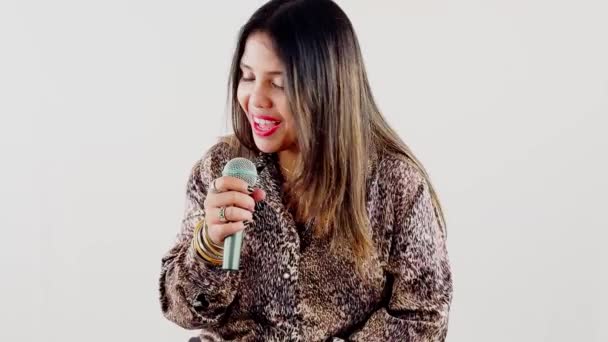 Usmívající Žena Drží Mikrofon Zpívající Výrazem Bílým Pozadím — Stock video