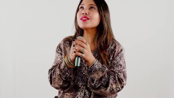 Usmívající Žena Drží Mikrofon Zpívající Výrazem Bílým Pozadím — Stock video