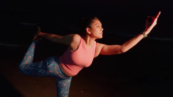 Aktiv Ung Kvinna Som Gör Yoga Poserar Strand Skymningen Med — Stockvideo