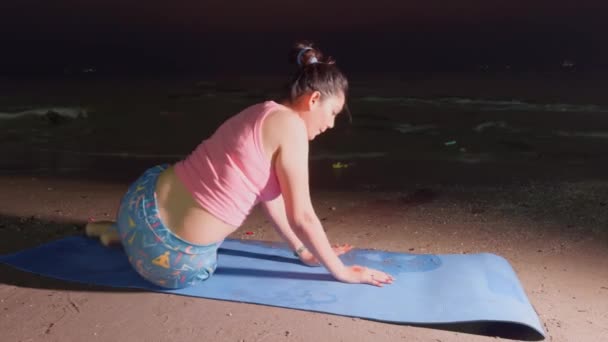 Aktywna Młoda Kobieta Robi Pozy Jogi Plaży Zmierzchu Naciskiem Równowagę — Wideo stockowe