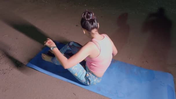 Aktywna Młoda Kobieta Czyści Matę Jogi Plaży Przygotowując Się Sesji — Wideo stockowe