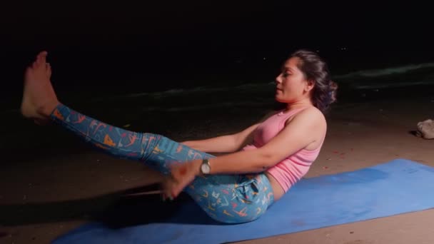Активная Молодая Женщина Занимающаяся Йогой Позирует Пляже Сумерках Акцентом Равновесие — стоковое видео