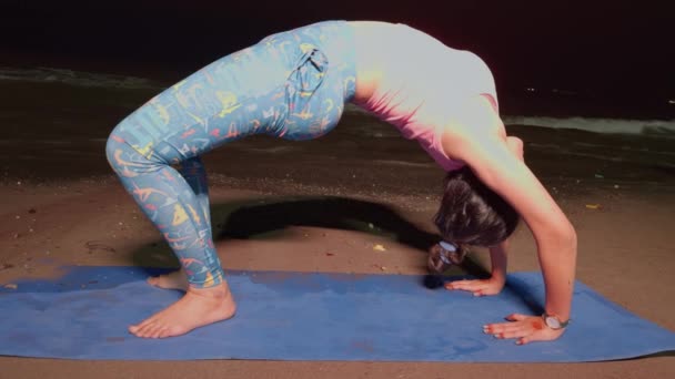Aktive Junge Frau Beim Yoga Strand Der Abenddämmerung Mit Fokus — Stockvideo