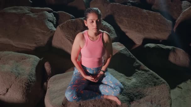 Seren Kvinne Som Øver Yoga Solnedgang Steinete Terreng Meditasjon Lotus – stockvideo