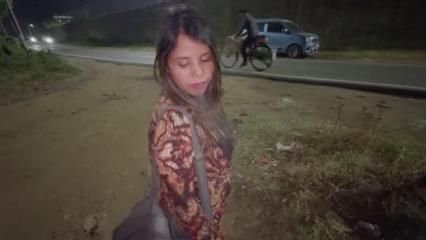 Вдумчивая Молодая Женщина Курящая Сигарету Пустынной Улице Стоящей Ночи — стоковое видео