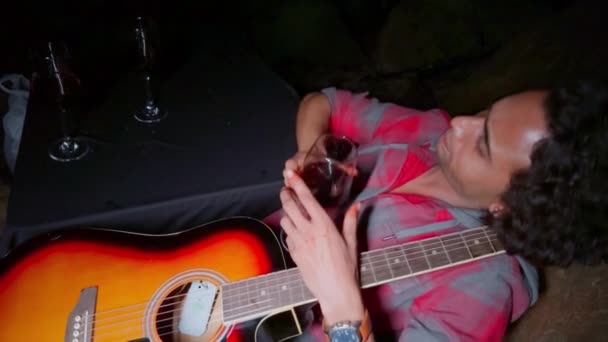 Betrunkener Mit Weinglas Und Akustikgitarre Gespräch Schummriger Umgebung Die Eine — Stockvideo
