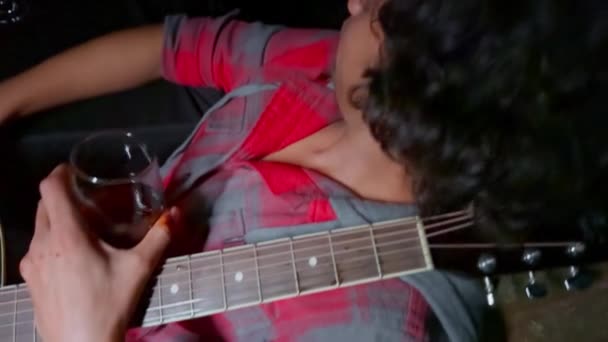 Pijany Człowiek Trzymający Kieliszek Wina Gitarę Akustyczną Rozmawiający Słabo Oświetlonym — Wideo stockowe