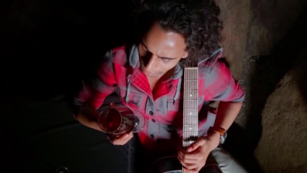 Pijany Człowiek Trzymający Kieliszek Wina Gitarę Akustyczną Rozmawiający Słabo Oświetlonym — Wideo stockowe