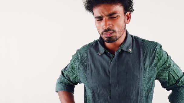 一个体贴入微 一头卷曲的年轻男子的画像 他穿着一件白色背景的绿色衬衫 — 图库视频影像