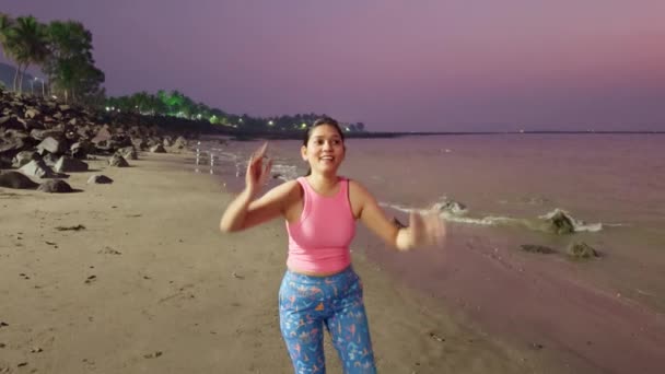 Lächelnde Frau Beim Yoga Auf Einer Matte Strand Bei Sonnenuntergang — Stockvideo