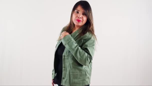 Usmívající Mladá Žena Ležérní Oblečení Pózovat Bílém Pozadí — Stock video
