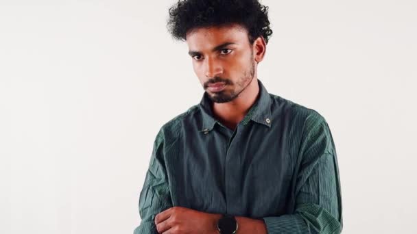 Retrato Joven Serio Reflexivo Con Pelo Rizado Una Camisa Verde — Vídeos de Stock