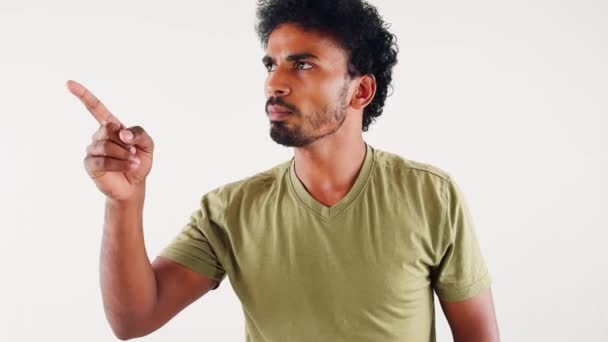 Nachdenklicher Junger Mann Zeigt Seitwärts Isoliert Auf Weißem Hintergrund — Stockvideo