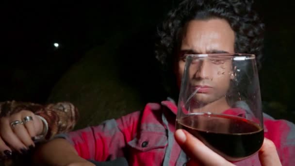 Yanında Şarap Kadehi Tutan Düşünceli Genç Bir Adam Kendisini Önemseyen — Stok video