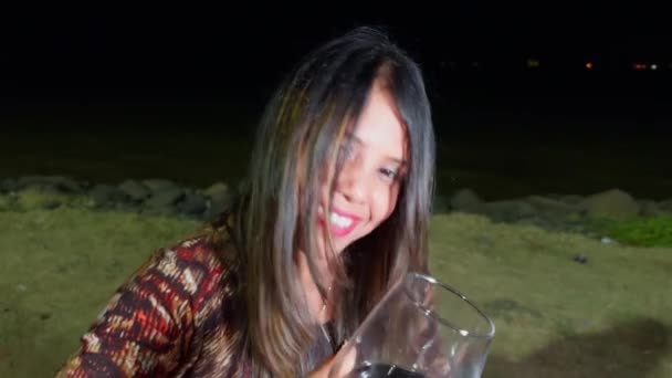 笑顔の女性は夜にワインを飲み 歌を歌う — ストック動画