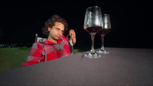 Büyük Bir Şarap Kadehiyle Geceleyin Masada Oturan Düşünceli Adam — Stok video