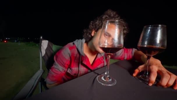Σκεπτικός Άνθρωπος Κάθεται Ένα Τραπέζι Νύχτα Ένα Μεγάλο Ποτήρι Κρασί — Αρχείο Βίντεο