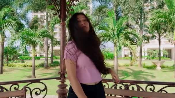 Портрет Улыбающейся Женщины Играющей Длинными Волосами Наслаждающейся Солнечным Днем Парке — стоковое видео