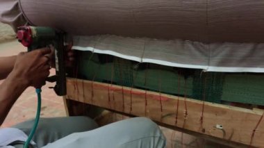 Erkek ellerinin ahşap mobilya montajı kanepe yapımı, ev geliştirme konsepti, Asya mobilya pazarı