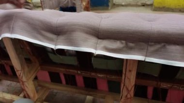 Erkek ellerinin ahşap mobilya montajı kanepe yapımı, ev geliştirme konsepti, Asya mobilya pazarı