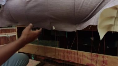 Erkek ellerinin ahşap mobilya montajı kanepe yapımı, ev geliştirme konsepti, Asya mobilya pazarı